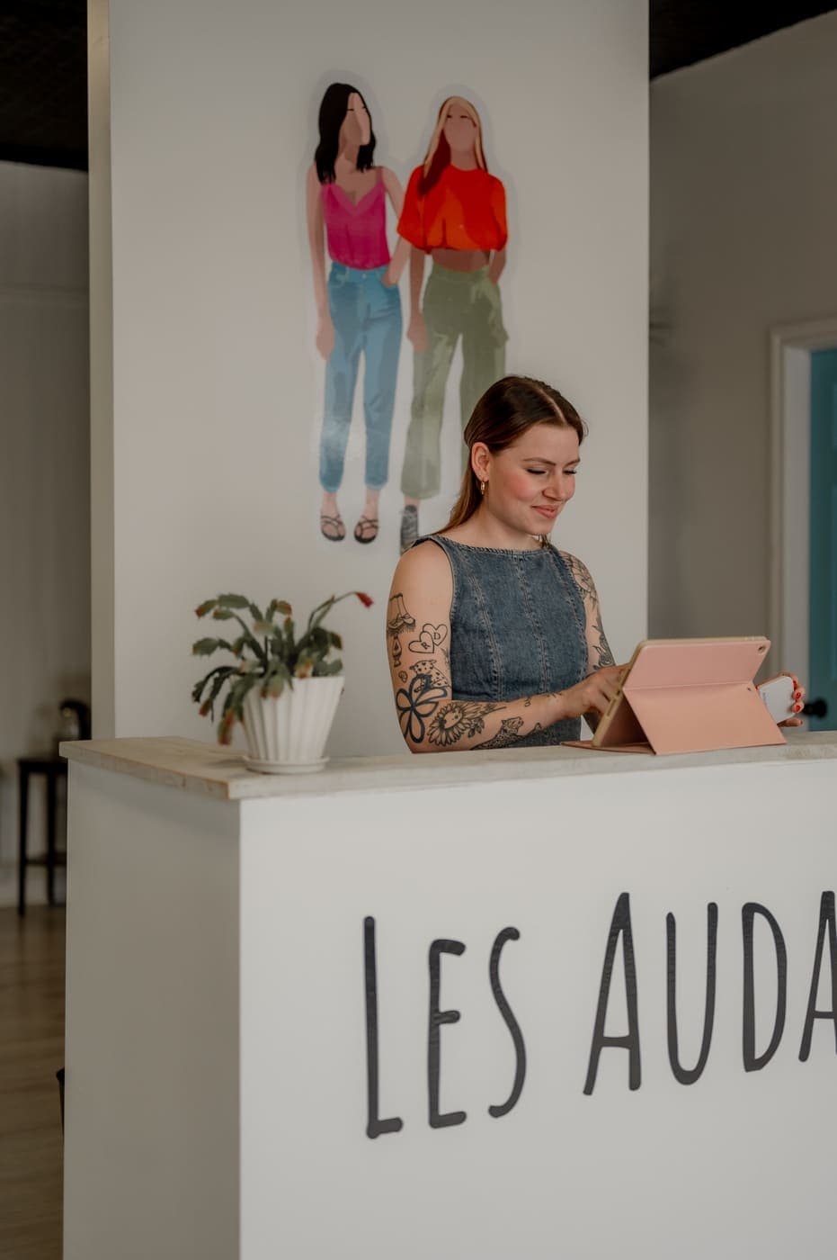 À l'accueil, toujours avec le sourire