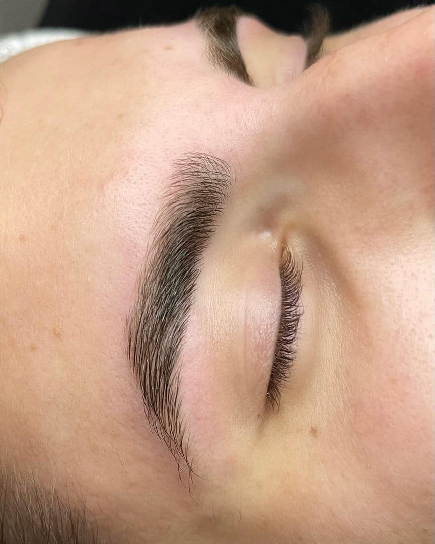 Lamination des sourcils — Molly-Ann Garceau
